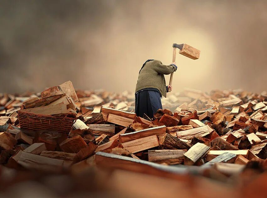 Бизнесмен медитирует. Бизнес картины. Веселые деньги. Мотивация на успех. Деньги и терпение.