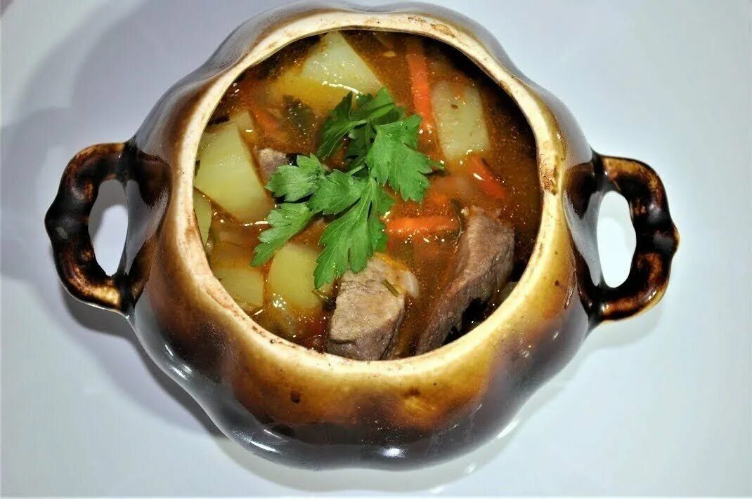 Овощи в горшочках в духовке. Мясное блюдо в горшочке. Жаркое в горшочках с мясом. Жаркое в горшочках при какой температуре. Жаркое из свинины в горшочках.