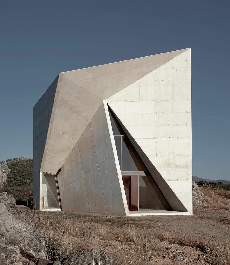 M architecture. Капелла Valleacerón. Геометрические формы в архитектуре. Здание из геометрических форм. Многоугольные архитектурные сооружения.