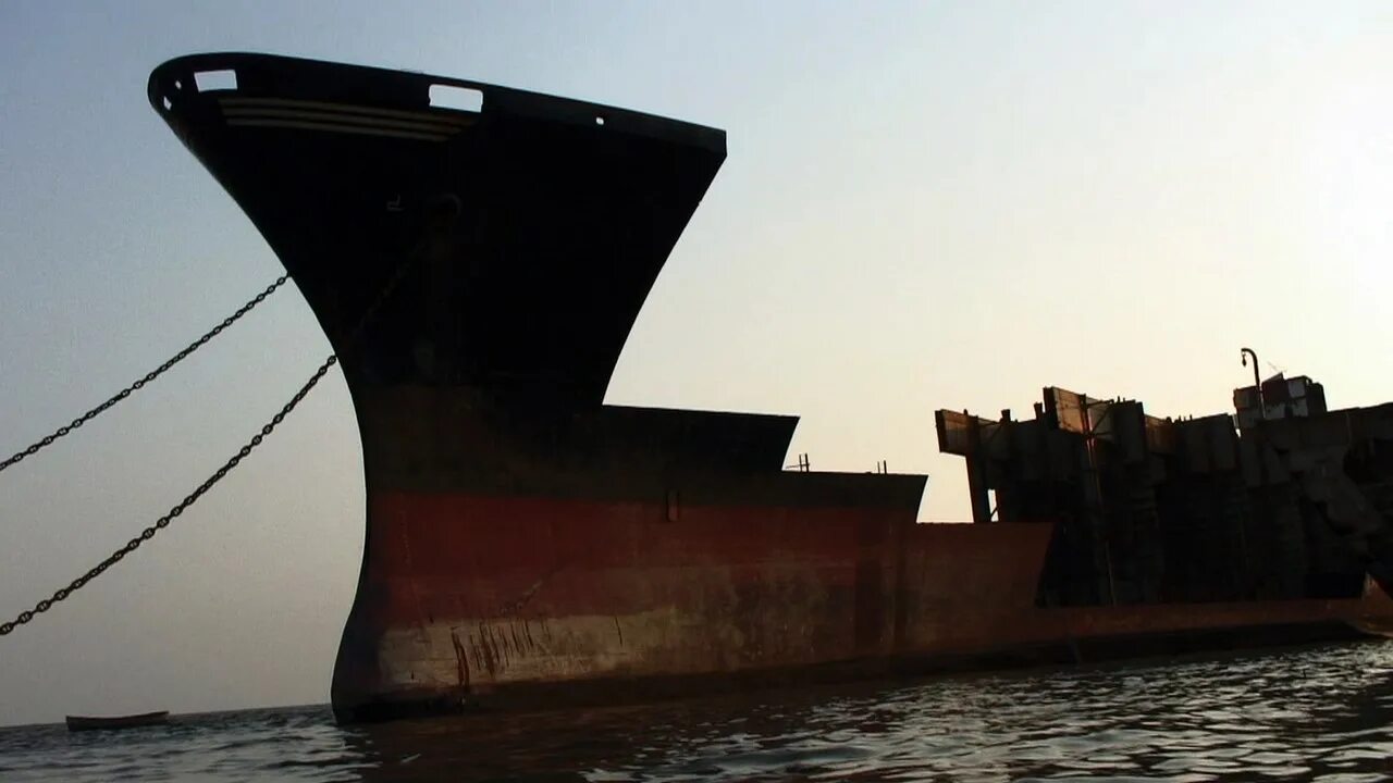Корабль у причала. Столкновение судов в море. Корабельный друг. Корабль другое место. Коста конкордия затонувшие корабли.