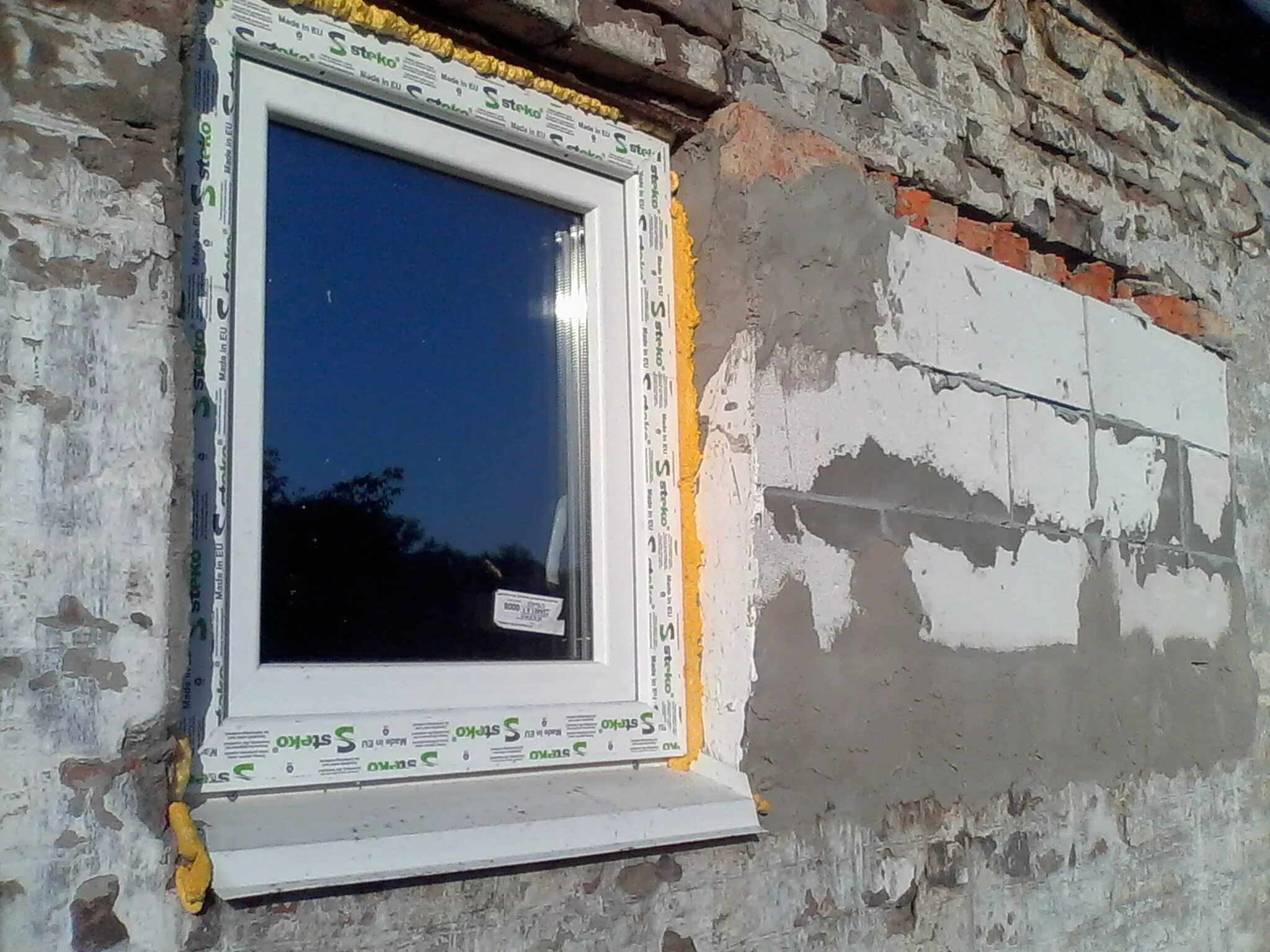 Можно заложить окно. Окна в кирпичном доме. Оконный проем. Пластиковое окно. Окна в доме из газобетона.