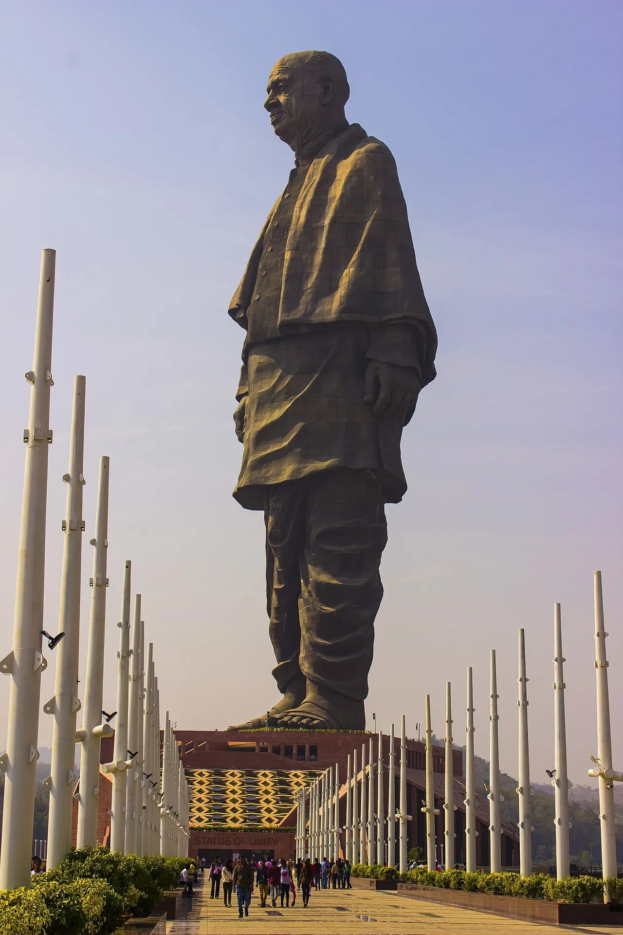 Самый большой памятник. Статуя единства Валлабхаи Патель. Памятник Валлабхаи Патель Индия. Статуя единства — статуя Валлабхаи Пателя. Статуя единства Гуджарат.