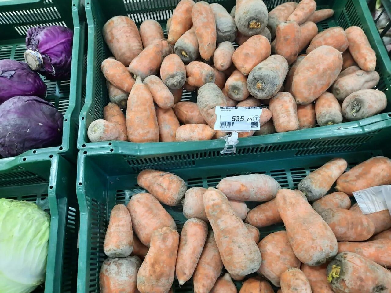 Кг моркови стоит. Морковь на прилавке. Морковь за кг. Килограмм моркови. Кг моркови стоит.