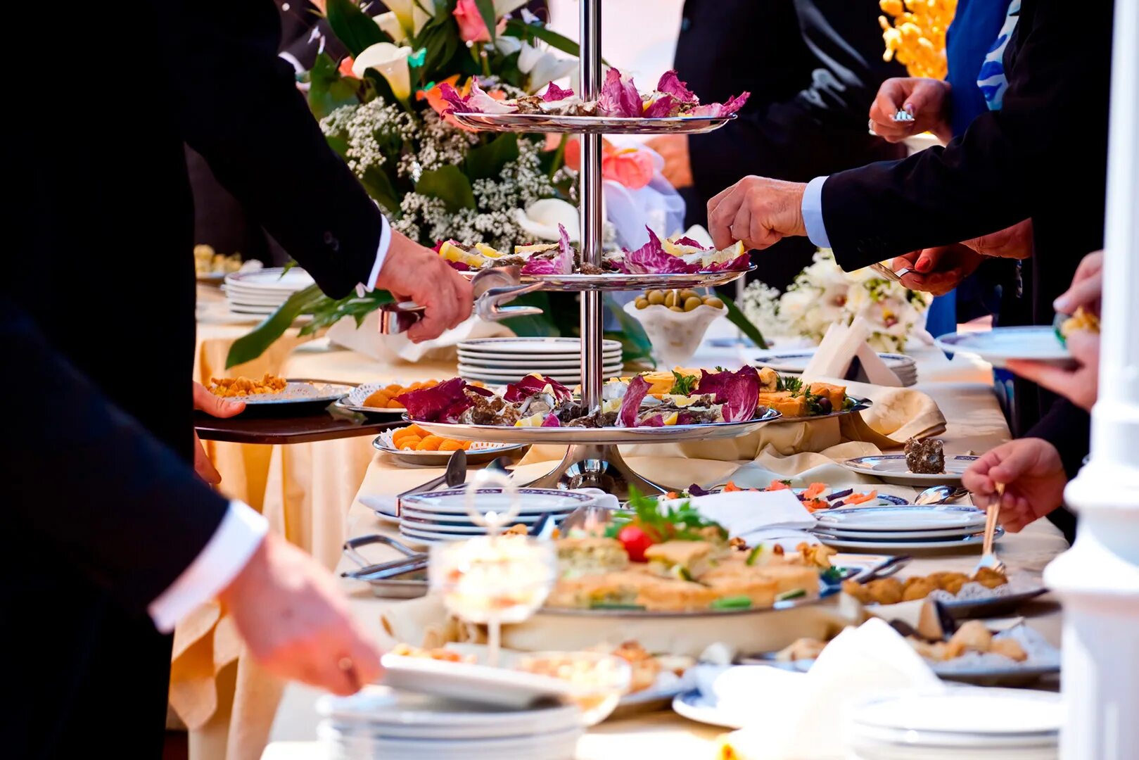 Организация приемов гостей. Свадебный стол с едой. Сервировка шведского стола. Банкет Фуршет кейтеринг. Шведский стол на свадьбу.