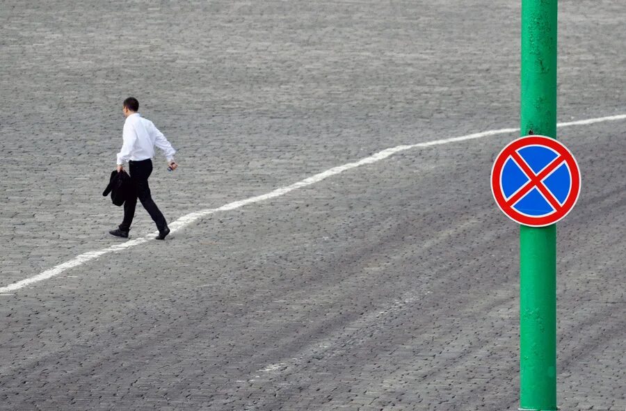 огромный забор. человек переходит границу. мигранты пересекают границу. человек переходит границу. границы личности.