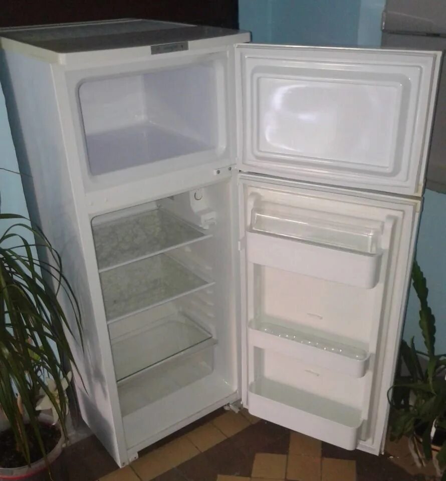 Подам холодильник. Холодильник двухкамерный «Саратов-285». Саратов-285. Холодильник Саратов 264 Советский. Холодильник Саратов двухкамерный.