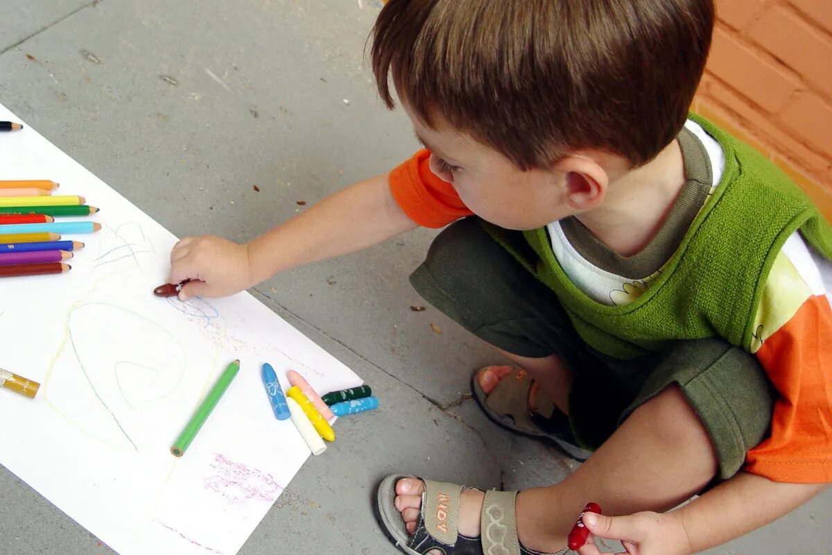 мальчик рисует в школе. художник на белом фоне. мальчик рисует в школе. мальчик рисует в школе. дети занимаются рисованием.