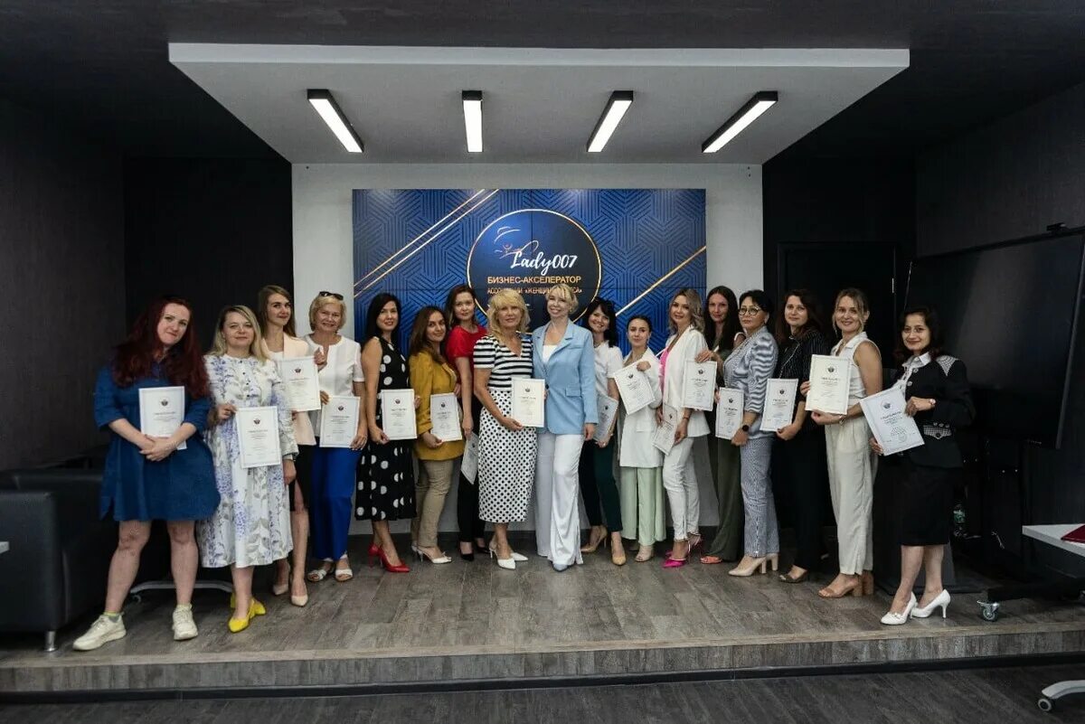 Реклама русского радио актриса. Леди сахалин. Леди сахалин. Рус леди. Досуг сахалин.