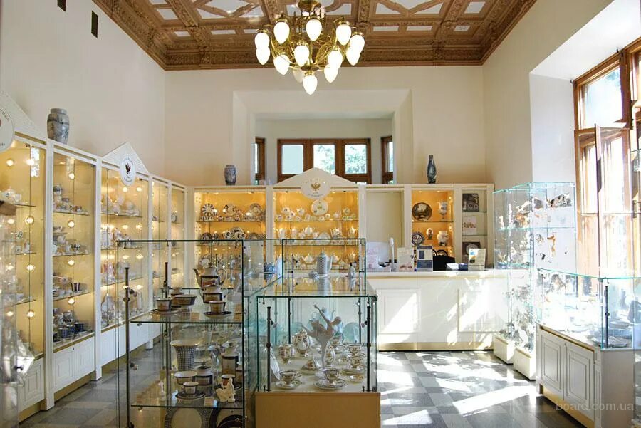 выкладка фарфоровой посуды. хрустальный москва. магазин хрусталя в спб. хрусталь богемия гусь хрустальный. мир фарфора и хрусталя, санкт-петербург.