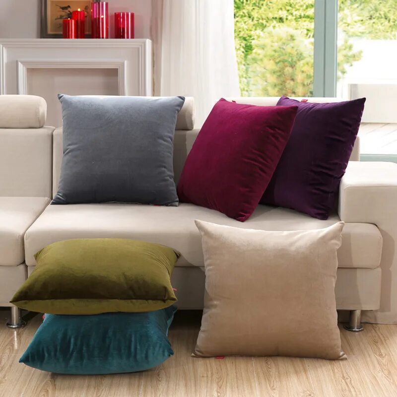 Подушки на диван фото. Подушка для дивана. Диван с цветными подушками. Диванная подушка. Дизайнерские подушки для интерьера.