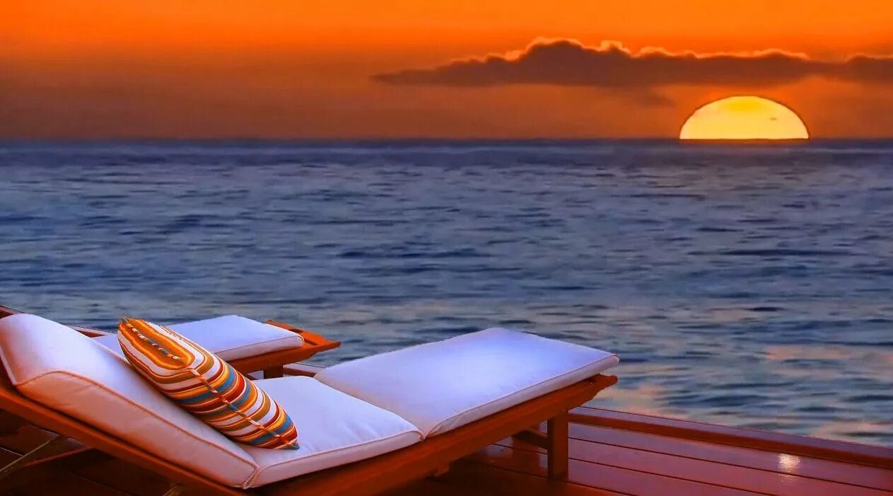 R2 relax видео. Шезлонг на фоне моря. Красивая релакс. Шезлонг на пляже. Расслабляющие картинки.