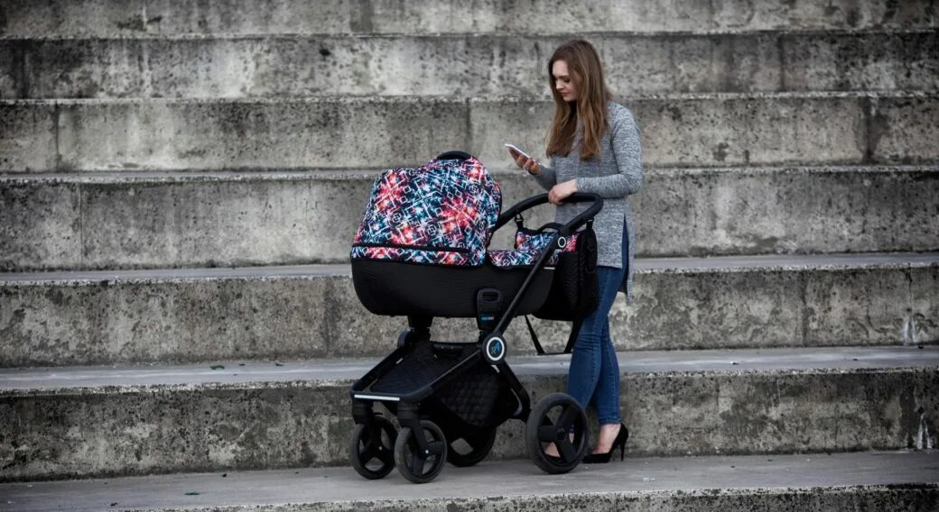 Коляска по ступенькам. Помочь женщине с коляской. С коляской по лестнице. Детская коляска для лестницы. Подниму коляску.