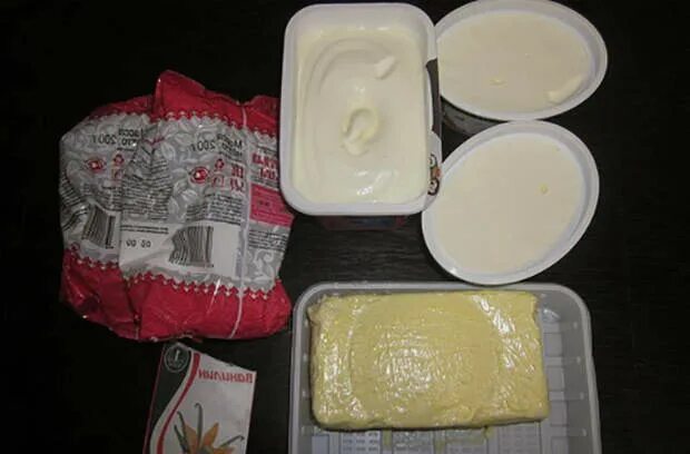 Крем чиз масло и творожный сыр пудра. Крем чиз Ингредиенты. Крем чиз творожный сыр, масло и пудра. Творожный сыр и сахарная пудра крем. Творожный сыр для приготовления крема на торт.