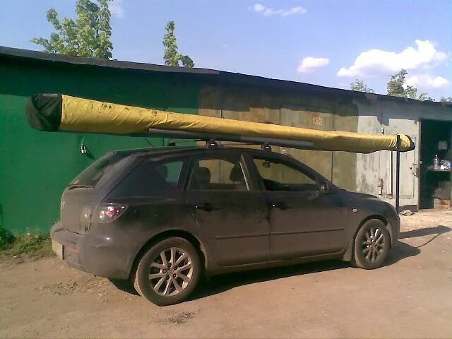 Автомобили длиной 6 метров. Багажник авто длинный груз. 6 Метровые трубы на багажнике. Багажник на крышу для 6 метровых досок. Линолеум на крыше автомобиля.