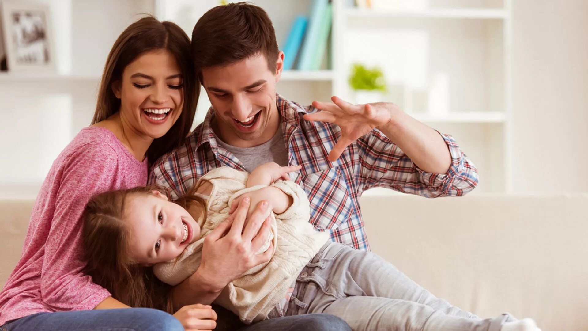 Родители 1 час. Родители и дети. ребенок в семье. счастливые дети и родители. счастливый ребенок с родителями.
