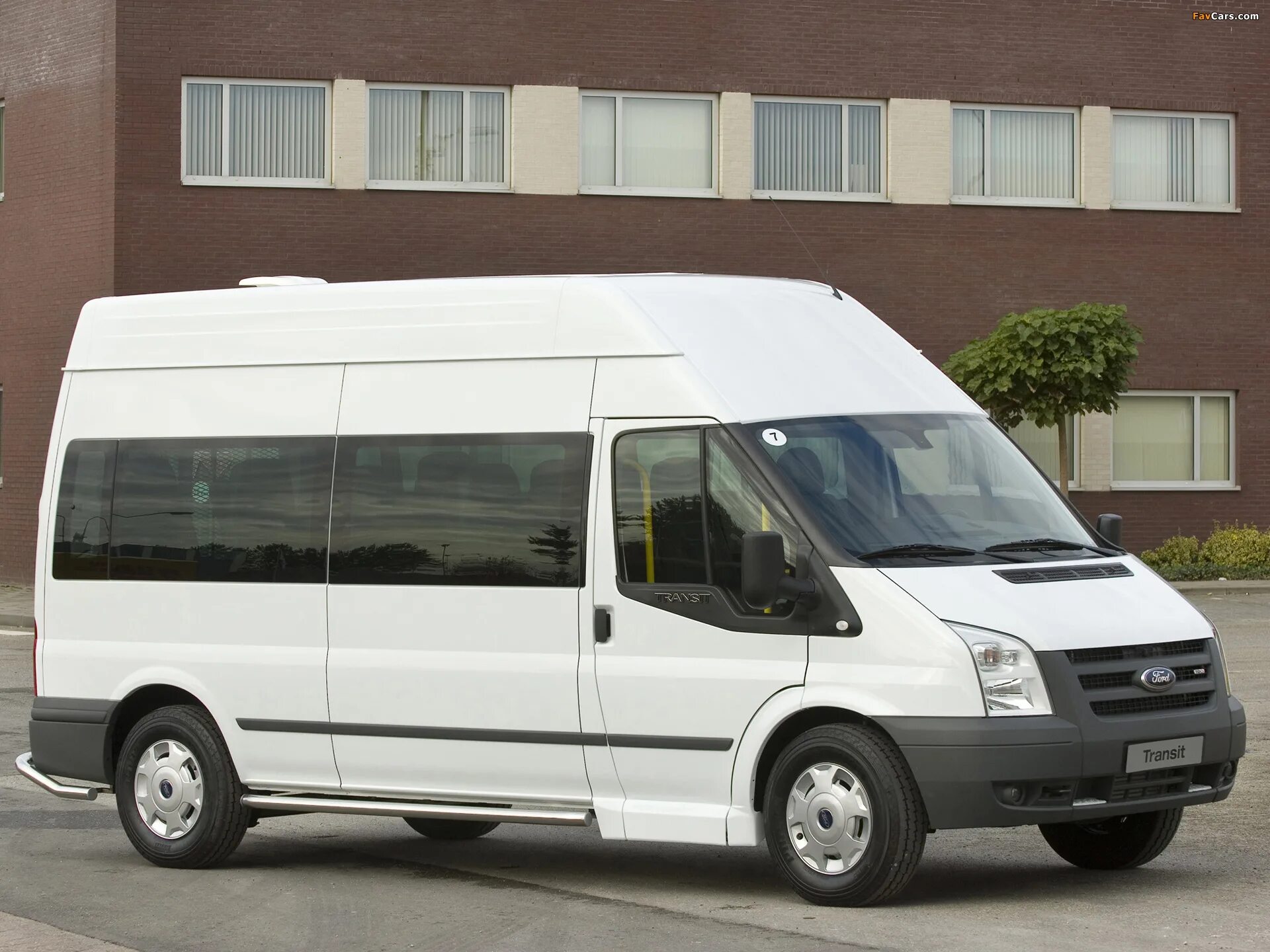 Услуга транзит. Ford Transit 2006 пассажирский. Форд Транзит минибус. Ford Transit 2006- Мик-бус,. Ford Transit белый пассажирский.