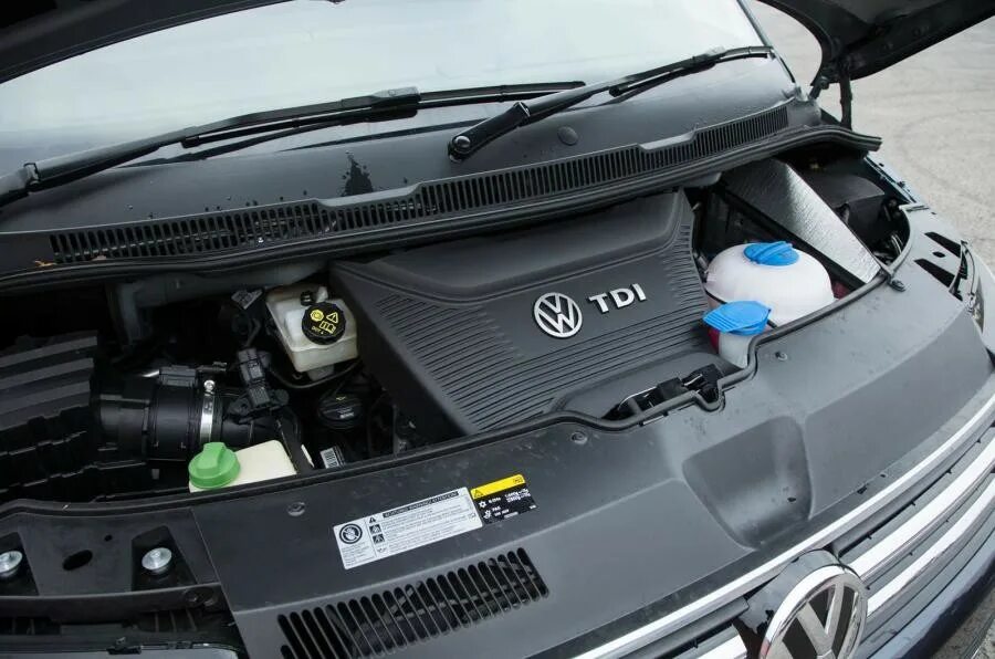 Vw t5 двигателя. Моторный отсек Фольксваген Каравелла т5. Т6 Фольксваген моторы. Фольксваген Мультивен т6 под капотом. Крышка двигателя Volkswagen Multivan t5.