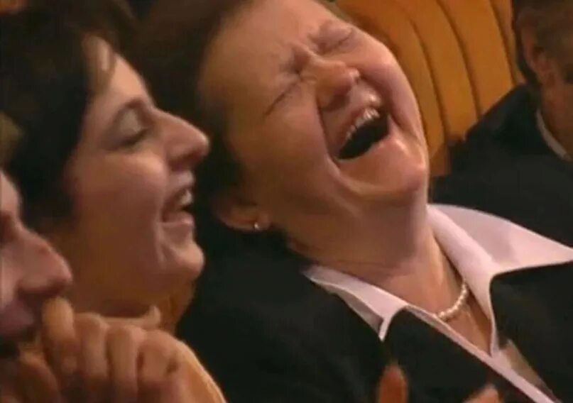 Женщина смеется в зале. Смеются в зале. Зал смеется. Зрители в зале смеются. Надрывают от смеха