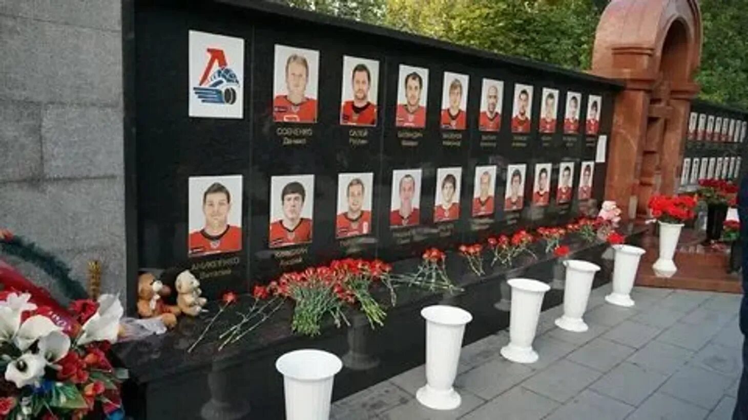 Катастрофа як-42 под ярославлем. Авиакатастрофа локомотив 7 сентября 2011. Хк локомотив ярославль катастрофа. Хоккейная команда локомотив 2011 трагедия. Хк локомотив ярославль 2011 трагедия.