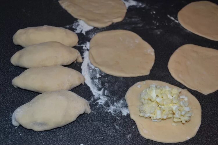 Как сформировать пирожки. Формы пирогов с картошкой. Как сформировать пирожки. Пирожки из дрожжевого теста. Пирожки с яйцом и луком в духовке на дрожжевом тесте.