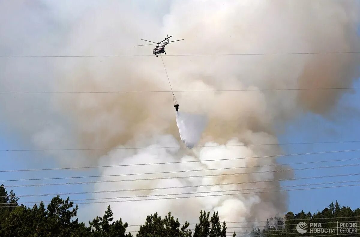 Тушение пожаров с помощью вертолетов впр. Пожар вертолет ми 26 Хабаровск. Ми-8 МЧС России на Лесном пожаре. Пожары в Якутии. Тушение с вертолета.
