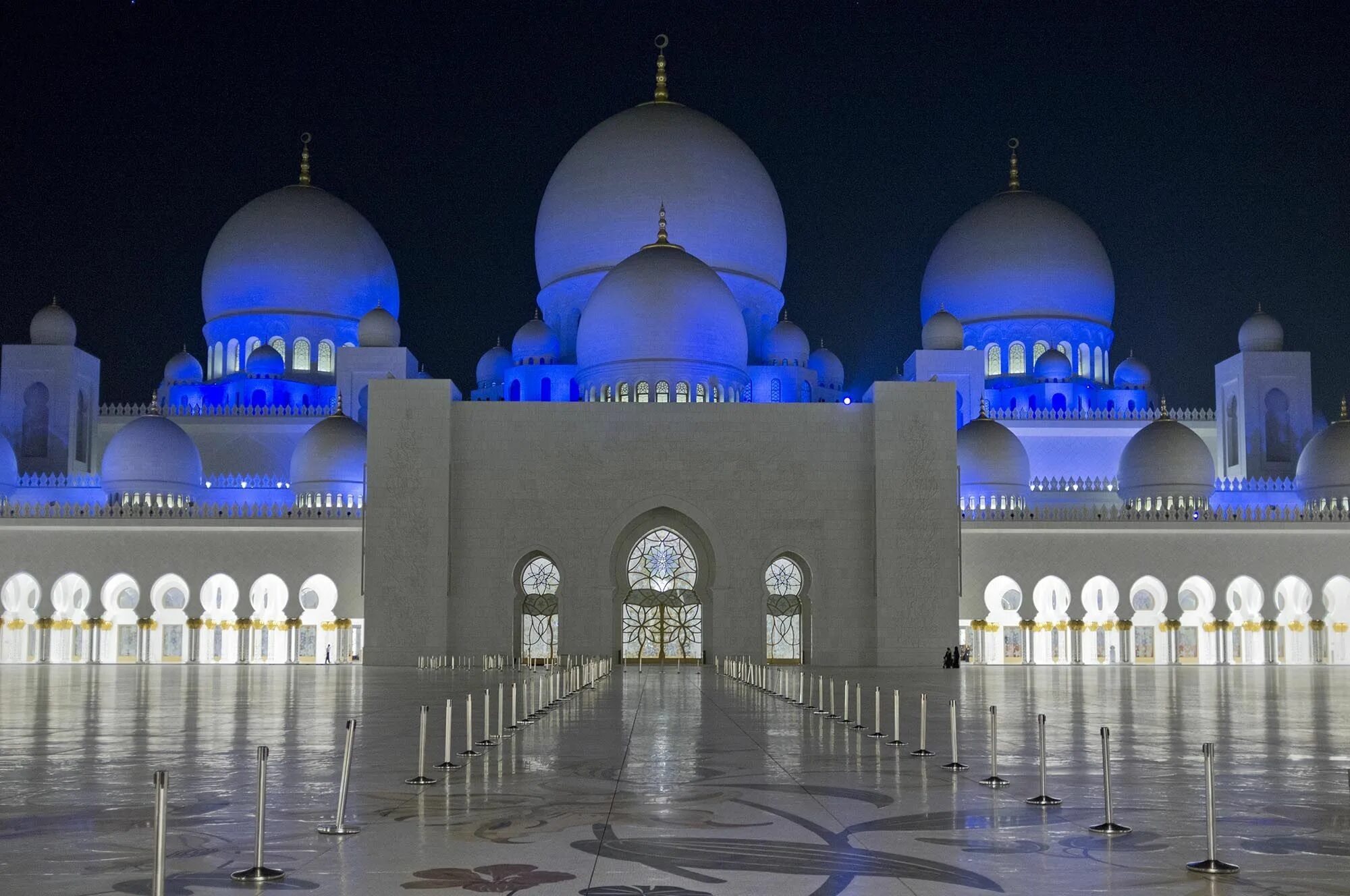 Мусульманские сооружение. Мечеть шейха Зайда Абу-Даби. Белая мечеть в Абу-Даби. Белая мечеть шейха Зайда в Абу-Даби. Абу Даби мечеть UAE.
