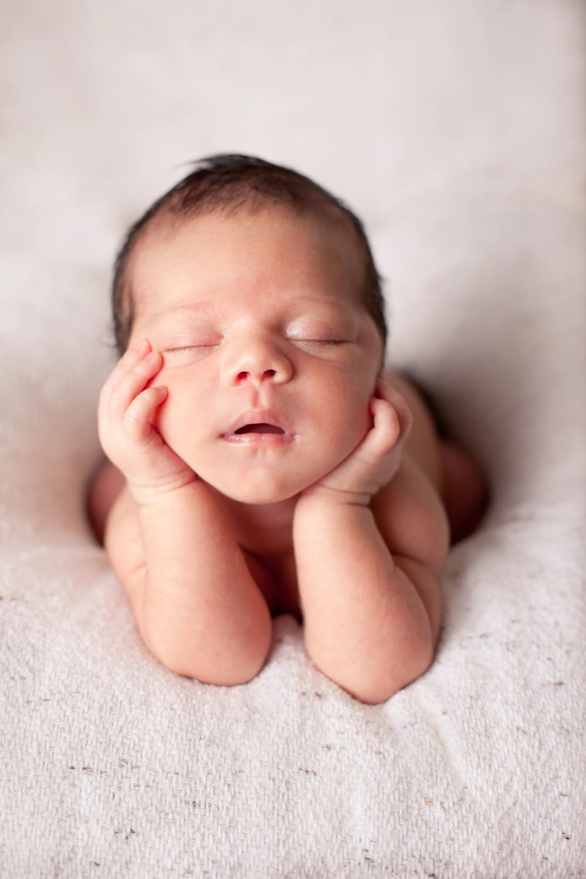Когда начинают видеть новорожденные после рождения. Новорожденный. Новорождённые дети. Фото грудничков. Спящие малыши.