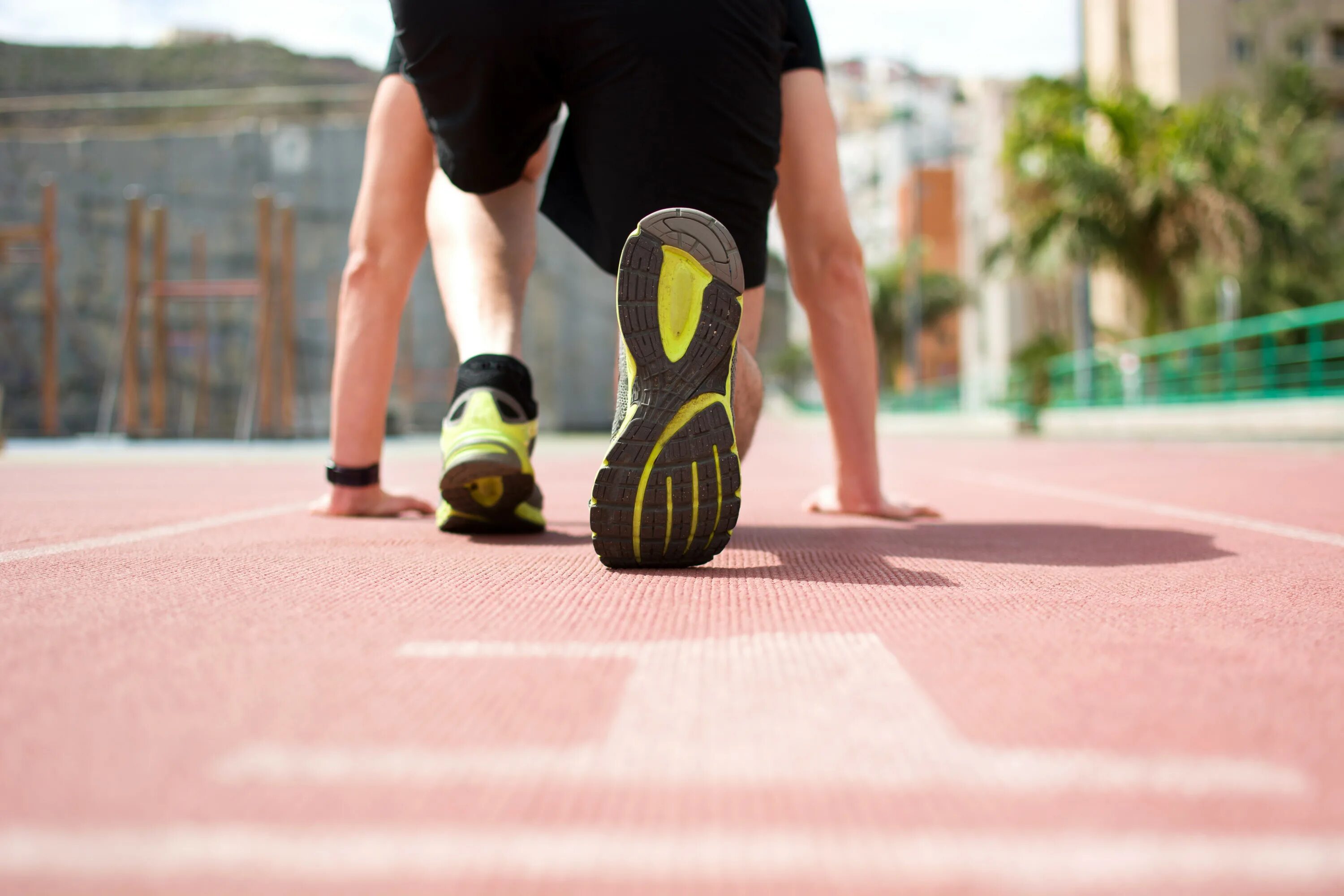 Ноги. Бег в туфлях. Спорт пробежка ноги кроссовки. Ready to run