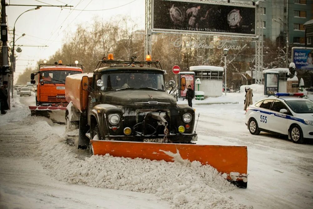 Дорога очищена от снега. Снегоуборочная техника на дороге. Снегоуборочная машина на улице города. Техника для уборки снега. Уборка снега на дорогах.