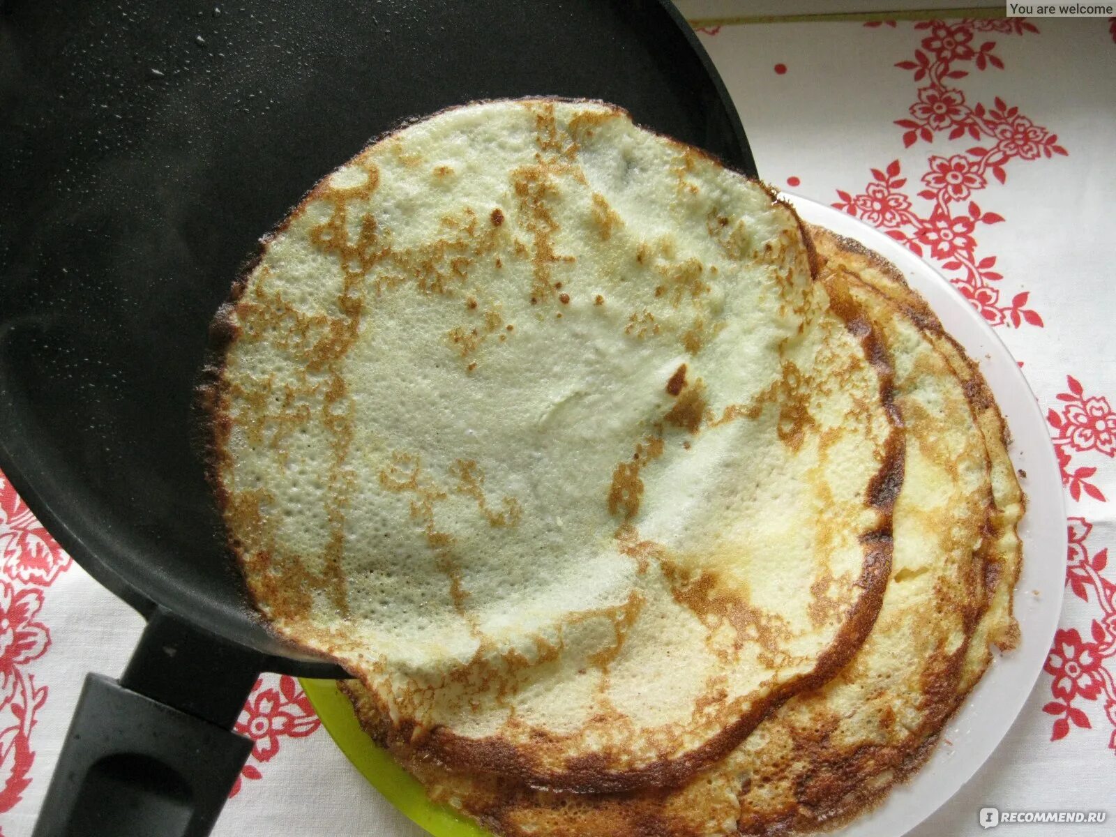 Блины прилипают к сковороде. Не снимаются блины со сковороды что делать. Печь блины. Блины прилипают к сковороде причины. Блинчики на сковороде.