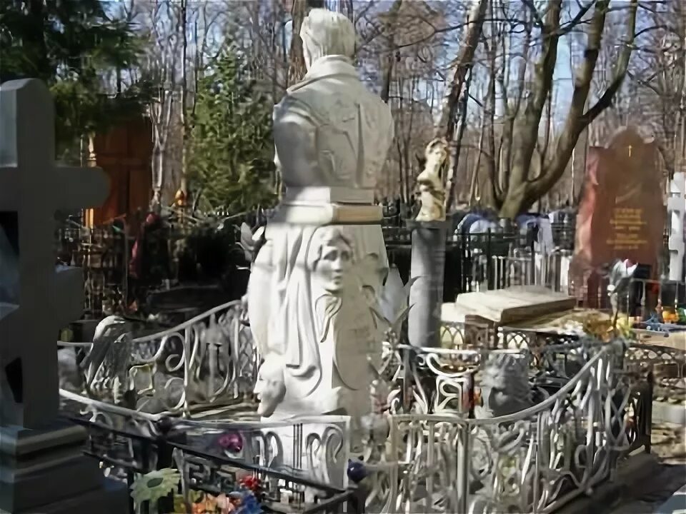 Ваганьковское кладбище видео. Ваганьковское кладбище есенин. Ваганьковское кладбище есенин. Армянское кладбище на ваганьковском кладбище. Центральная аллея ваганьковского кладбища.