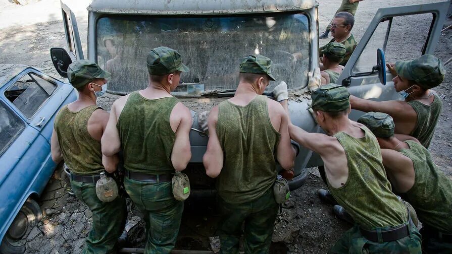 Военные 2012 года. Русские солдаты: июля 2012. Военные забрали машину. Военные в Крымске после наводнения помогали. Военные отбирают автомобиль.