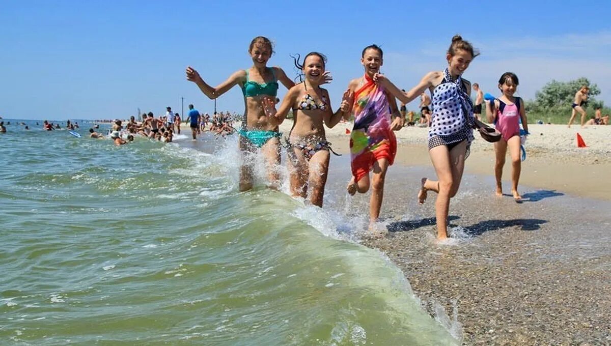 Пляжи черного моря для детей. Краснодарский край чёрная моря лагерь детский. Дети в лагере на море. Дети на море. Отдыхающие на черном море.