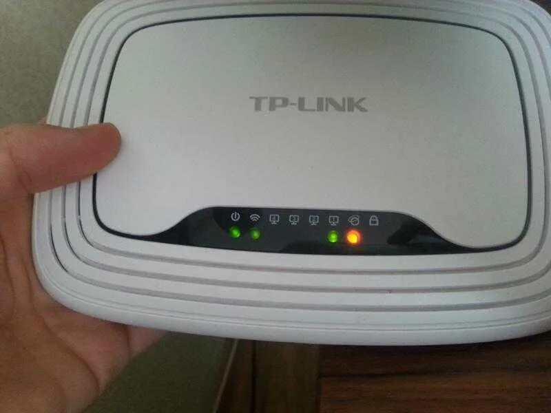 Почему роутер моргает. TP link wr841n лампочки. TP-link TL-wr841n индикаторы. Горит оранжевый индикатор на роутере TP-link. N300 Wi-Fi роутер индикаторы.