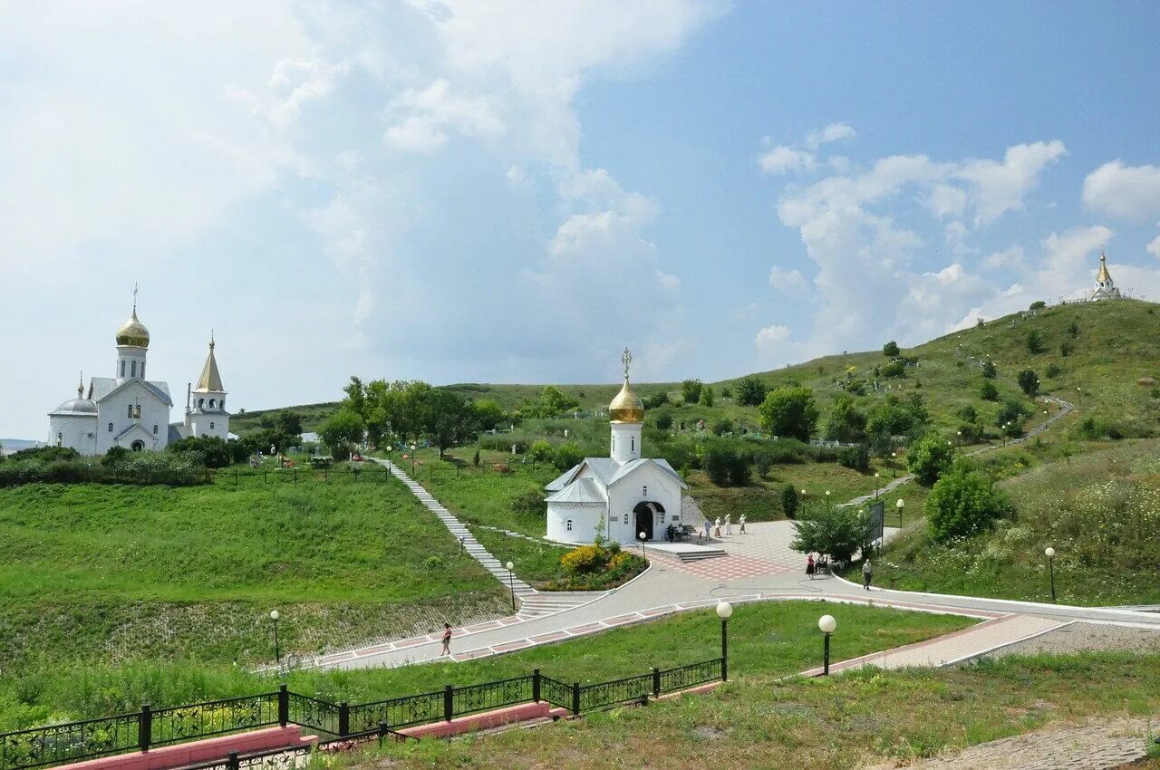 Храм в холках белгородская область. Чернянка холковский монастырь. Холковский пещерный монастырь белгородская область. Холковский пещерный монастырь белгородская область. Холковский пещерный монастырь белгородская область.