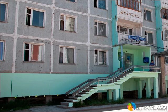 дома на вечной мерзлоте норильск. многоэтажки на сваях на севере. якутия салехард. почему в якутии дома на сваях. норильск город на вечной мерзлоте.