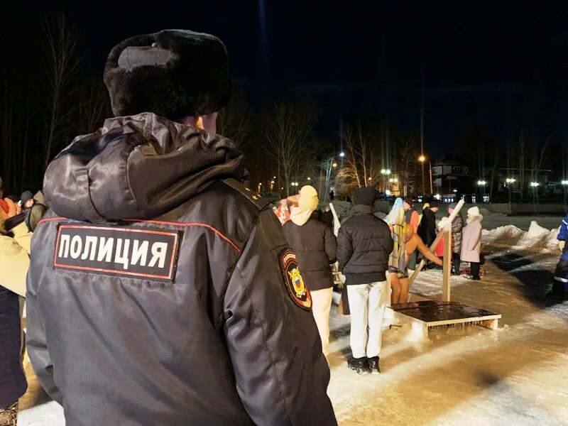 Комендантский час полиция. Общественный порядок в ночное время. Нарушение общественного порядка. Охрана общественного порядка в темных тонах. Два полицейских.