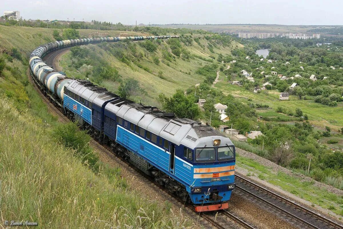 Железная дорога товарная. Железнодорожный транспорт. Поезда грузовые и пассажирские. Товарный поезд. Грузовые поезда России.