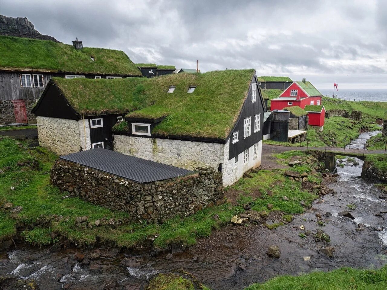 Зеленая крыша читать. Зеленая кровля Скандинавия. Фарерские острова скандинавские домики. Зеленая кровля Норвегия. Фарерские острова зеленые крыши.