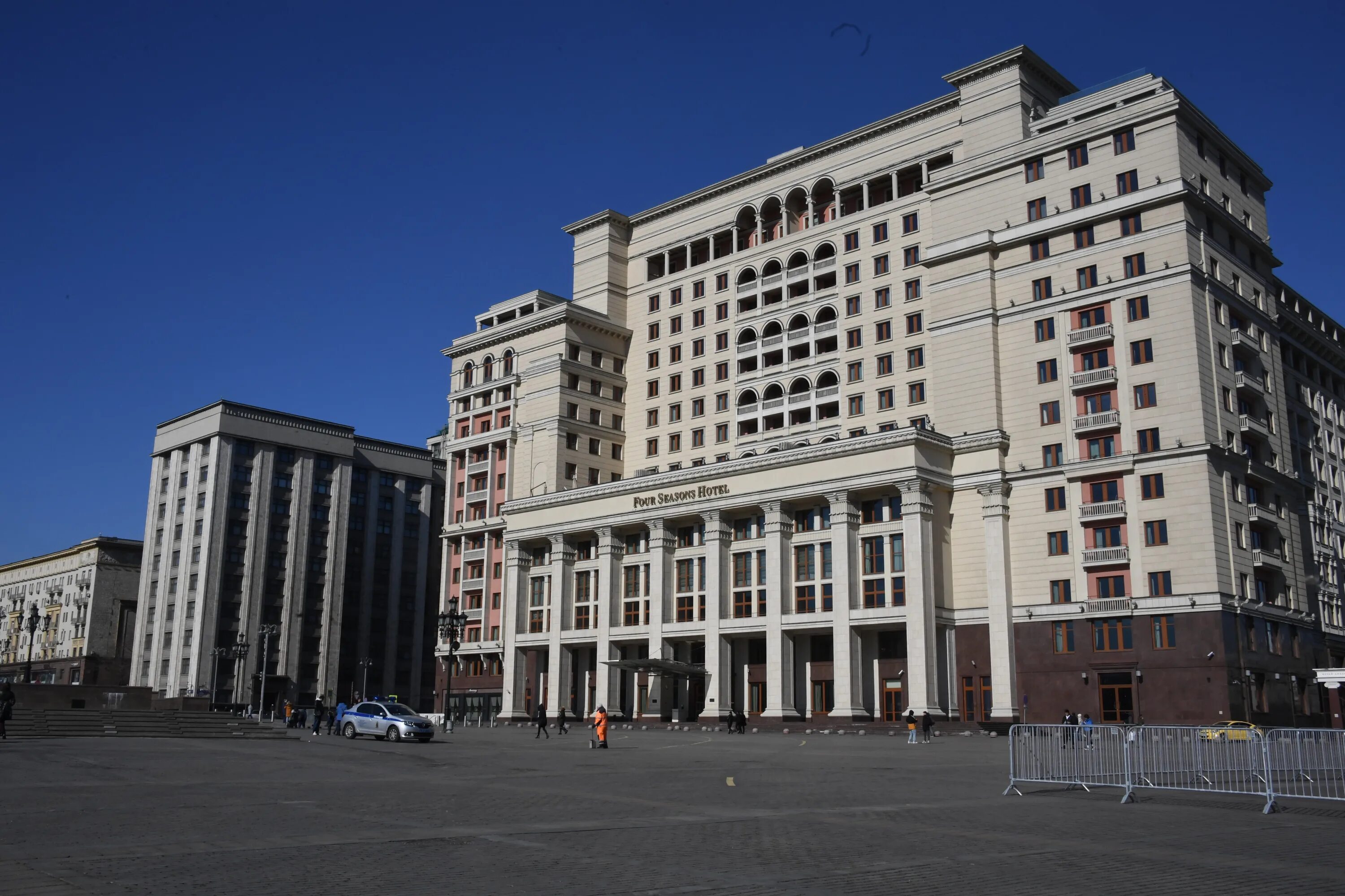 Ресторан Страна, которой нет в Москве на Охотном Ряду: смешанная кухня, забронир