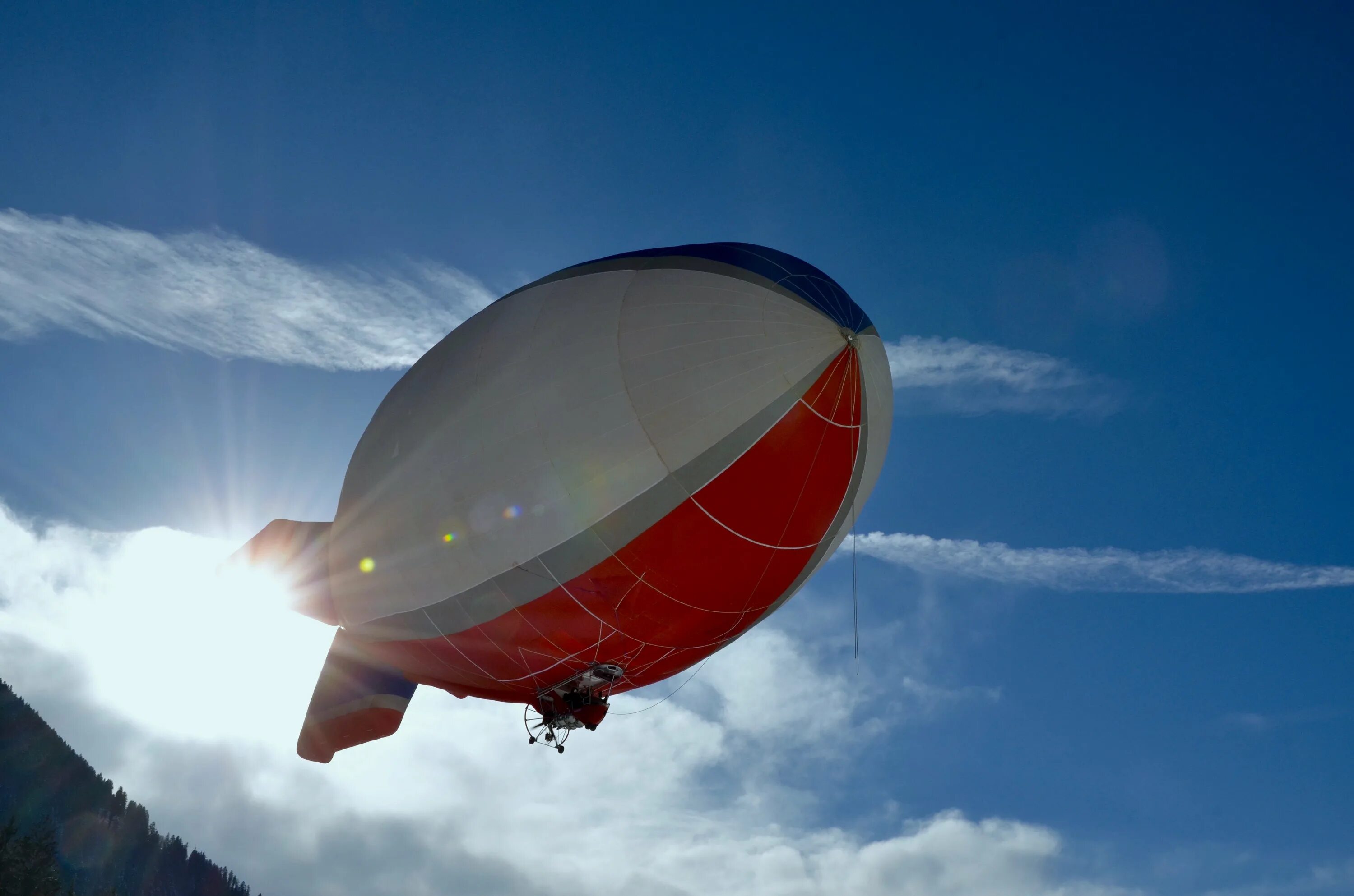 Воздух для полетов используют. Блимп дирижабль. Воздушный шар дирижабль. Овальный воздушный шар. Летающий воздушный шар.