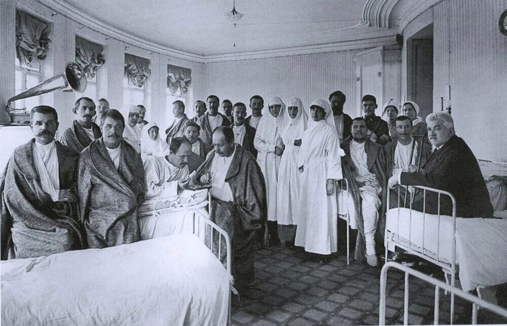 Старобельск госпиталь для раненых. Сестры милосердия 1915. сёстры милосердия 20 век. госпиталь в зимнем дворце 1915-1917.