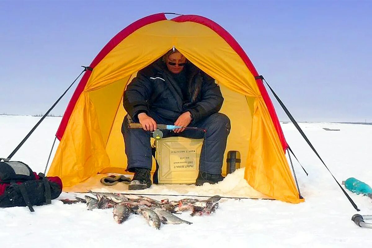 Палатка для рыбалки. Обустройство зимней палатки для рыбалки. Палатка зимой. Палатка снегирь 4т лонг. Зимняя рыбацкая палатка с печкой.