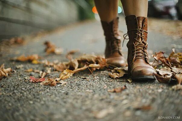 Осень и зиму корчагин не любил они. Ботинки в листве. Ботинки в луже. Туфли осень листья. Ноги девушек в осенних ботинках.