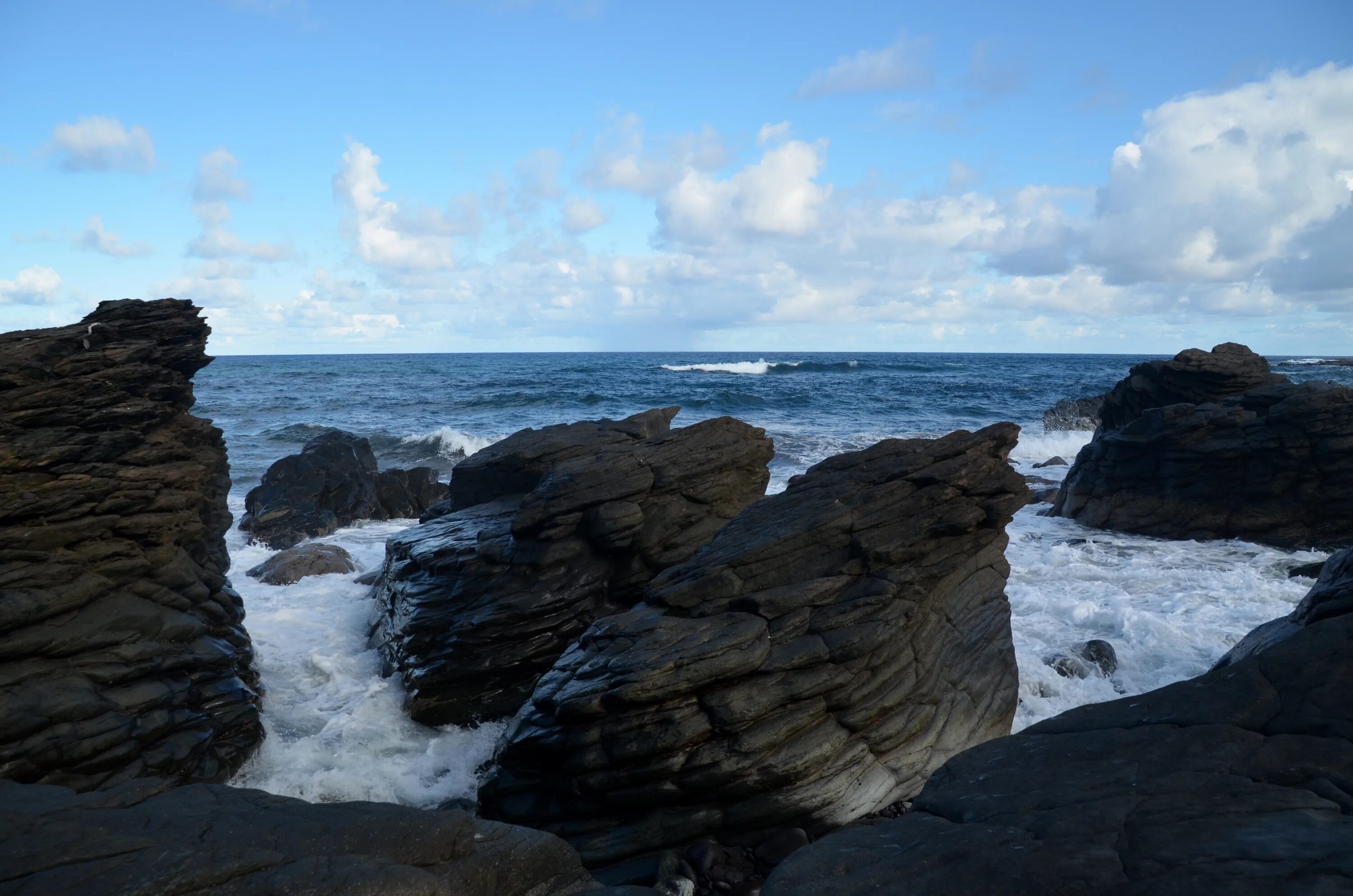 Атлантическое побережье Брайтон Бич. Тенерифе каменный берег. Атлантический океан. Атлантическое побережье Канады.