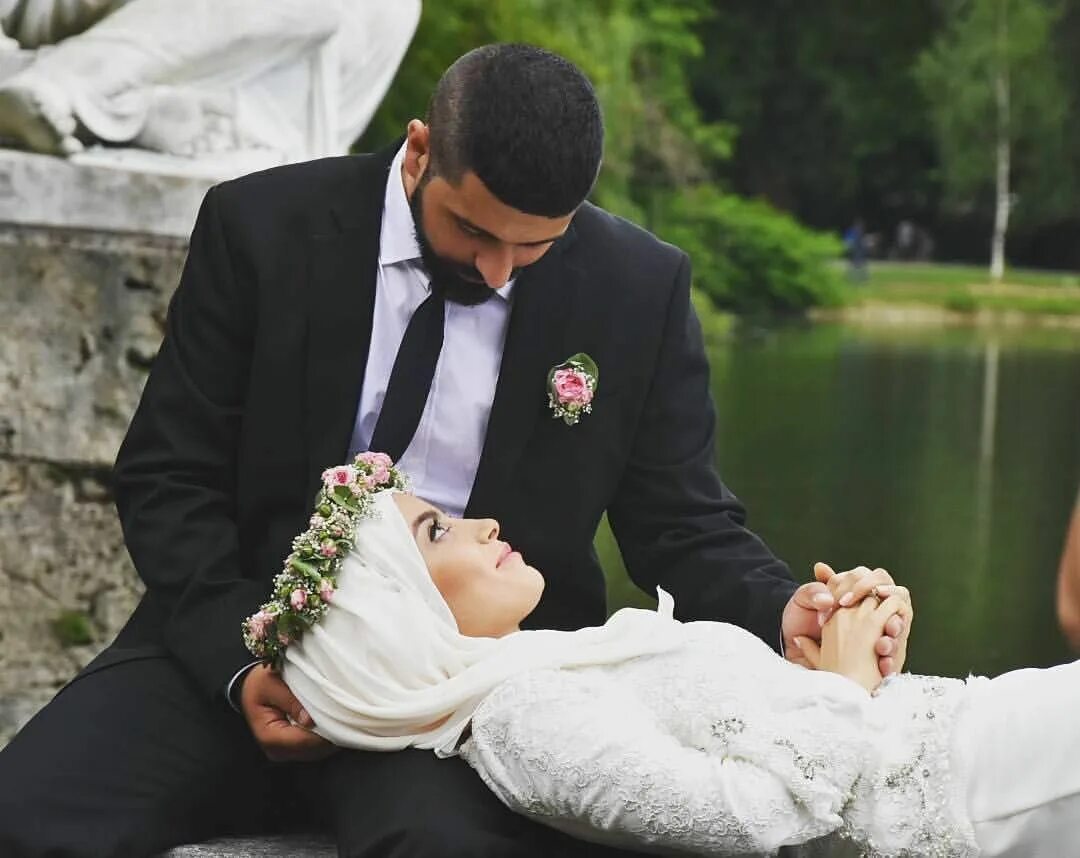 Свадьба мусульманина и христианки. Первая брачная ночь в исламе. Невеста в исламе. Казахская свадьба. Молящиеся молодожёны.