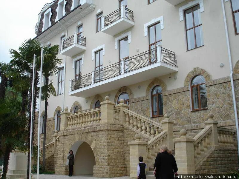 Школа гагры. Гагра школа 2. принц ольденбургский гагра. русская школа в гагре. гагра дворец принца.