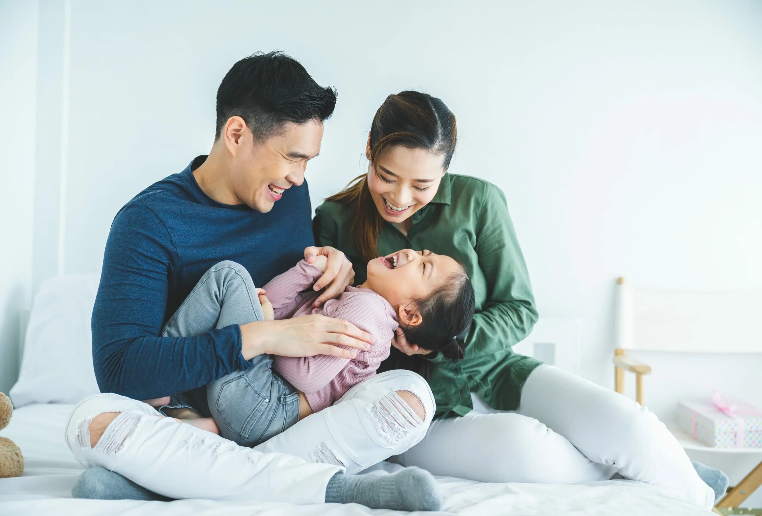 Семья счастливая 2021. Семья фото картинки. Картинки счастливых семей азиатов. Счастливая корейская семья. Asia family