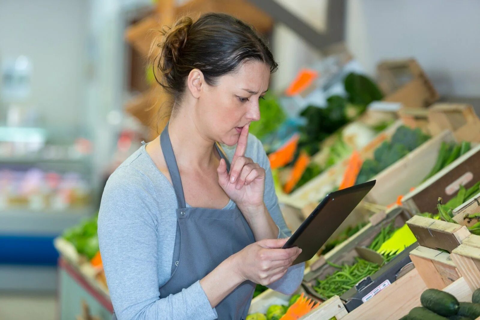 He work in a shop. Shop worker. Grocery Store worker. Фото профессия актуарий. Supermarket working hours.