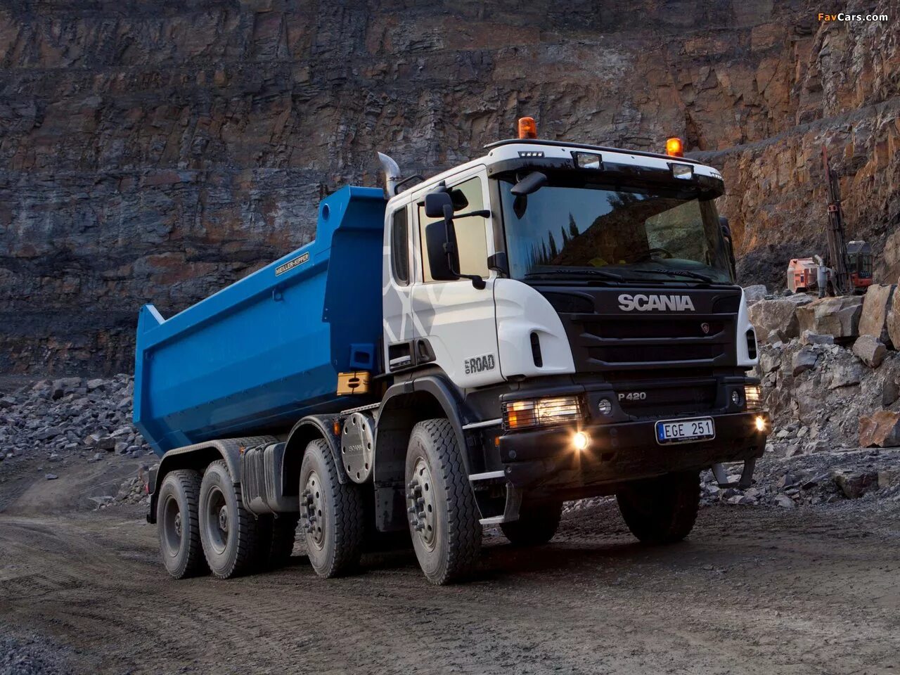 Scania p420 8x4. Скания p420 самосвал. Скания 8х8 самосвал. Scania 420 самосвал.